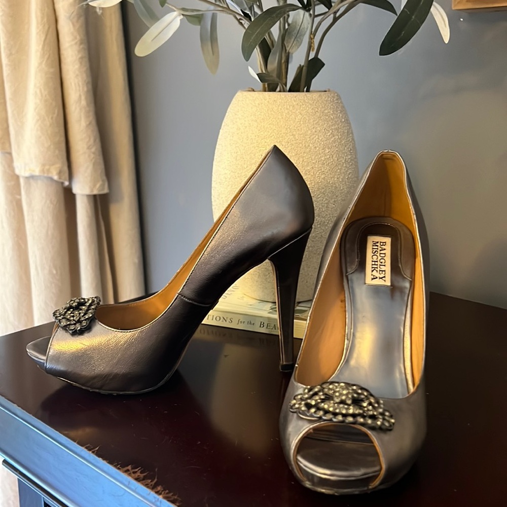 Badgley Mischka pewter rhinestone heels size 9